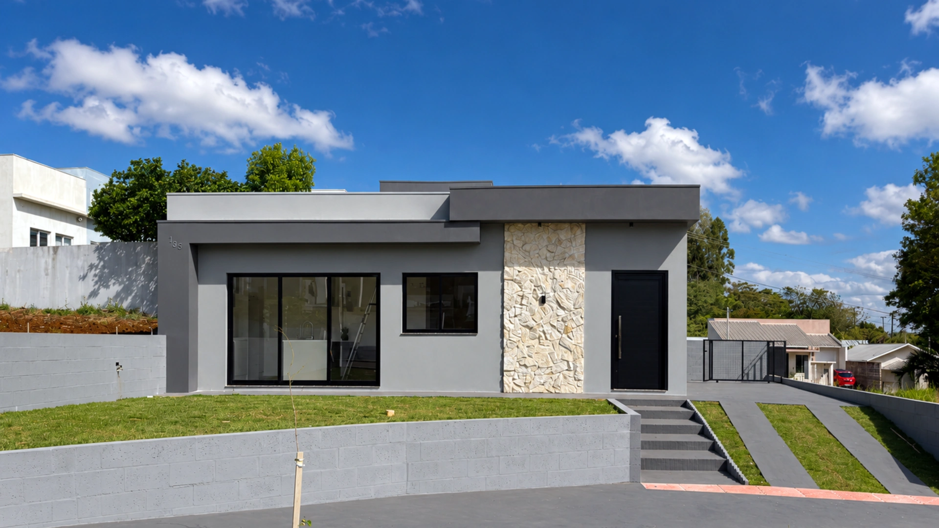 Residência AD159 com fachada contemporânea, volumes em tons neutros, revestimento em pedra natural e jardim frontal